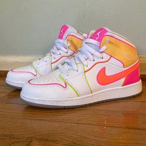 Air Jordan 1 mid edge glow gs